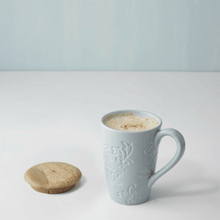 Upper crust mug with wooden lid