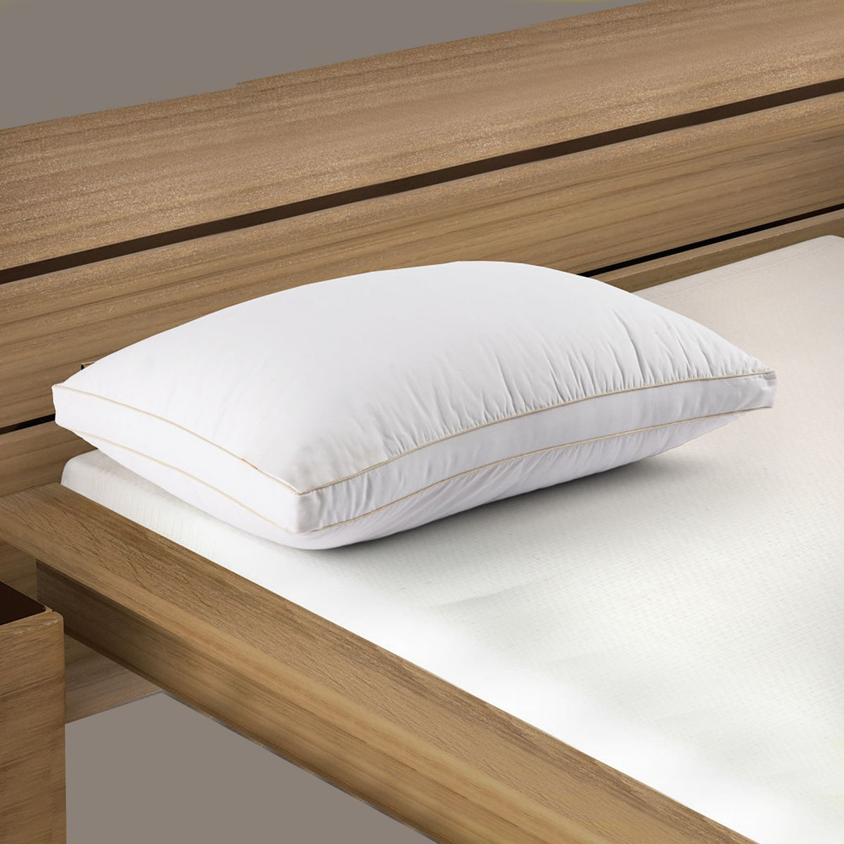 Microfiber Prime Hotel Pillow with Double Golden Line 90×50×15