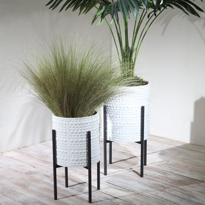 S/2 DOTTED PLANTERS IN METAL STAND, WHITE