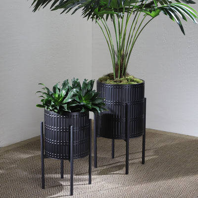 S/2 RIDGED PLANTERS IN METAL STAND, BLACK