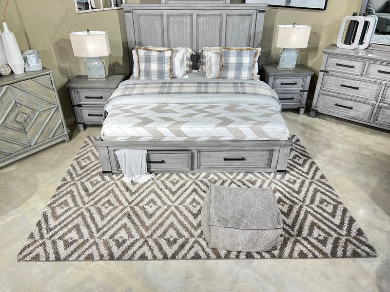 Russelyn King Bedroom Set No Chest