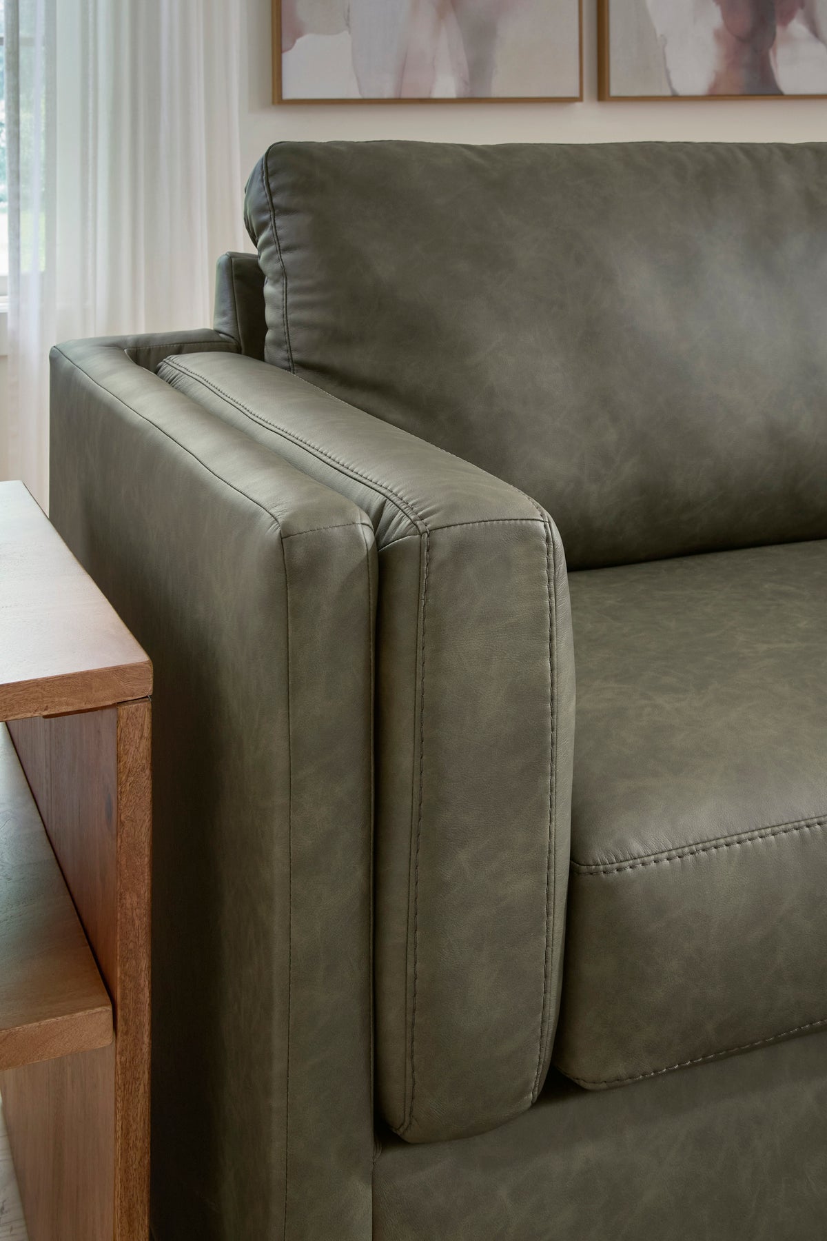 Hutle Loveseat