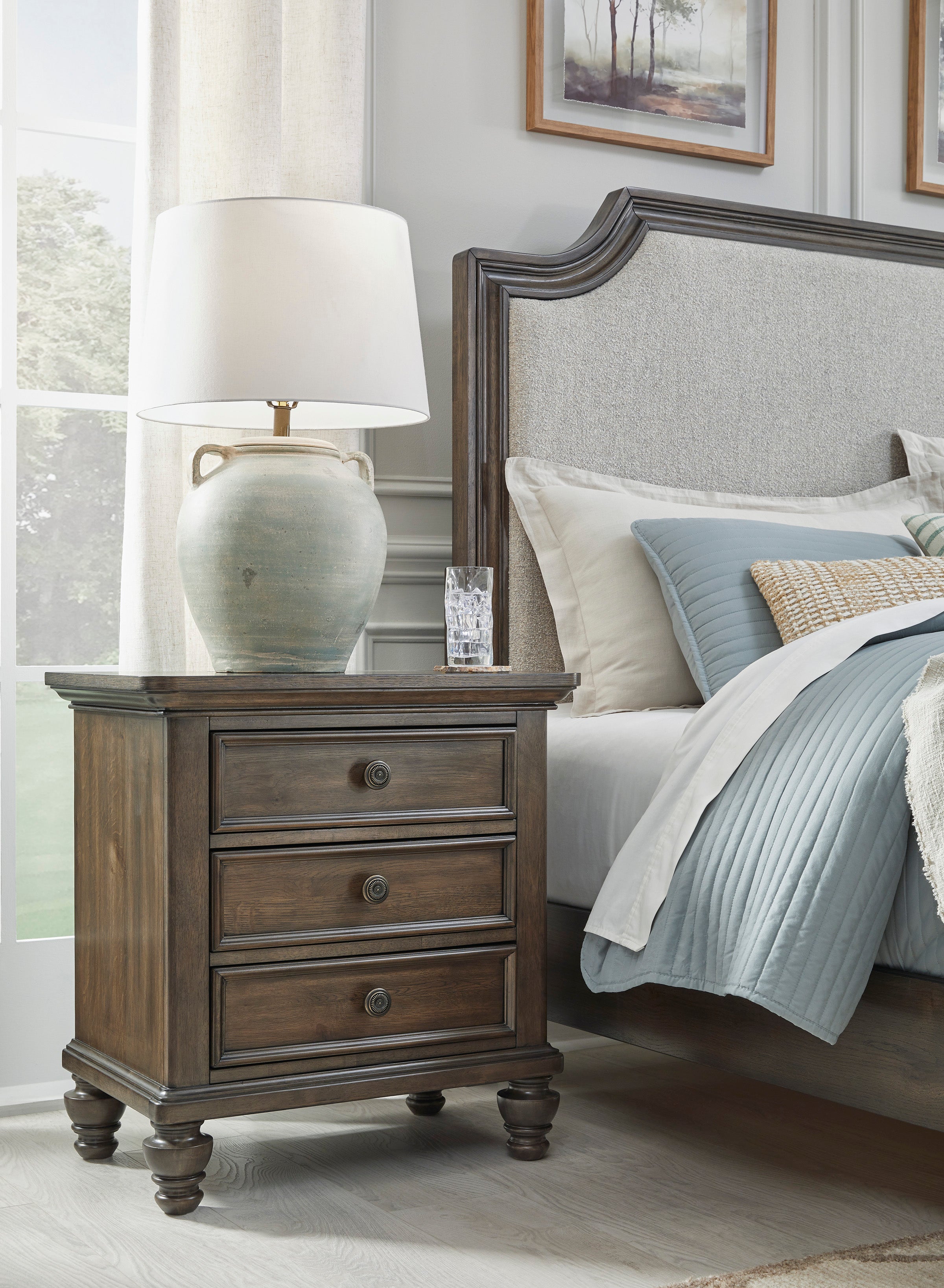 Veramond King Bedroom Set with Chest