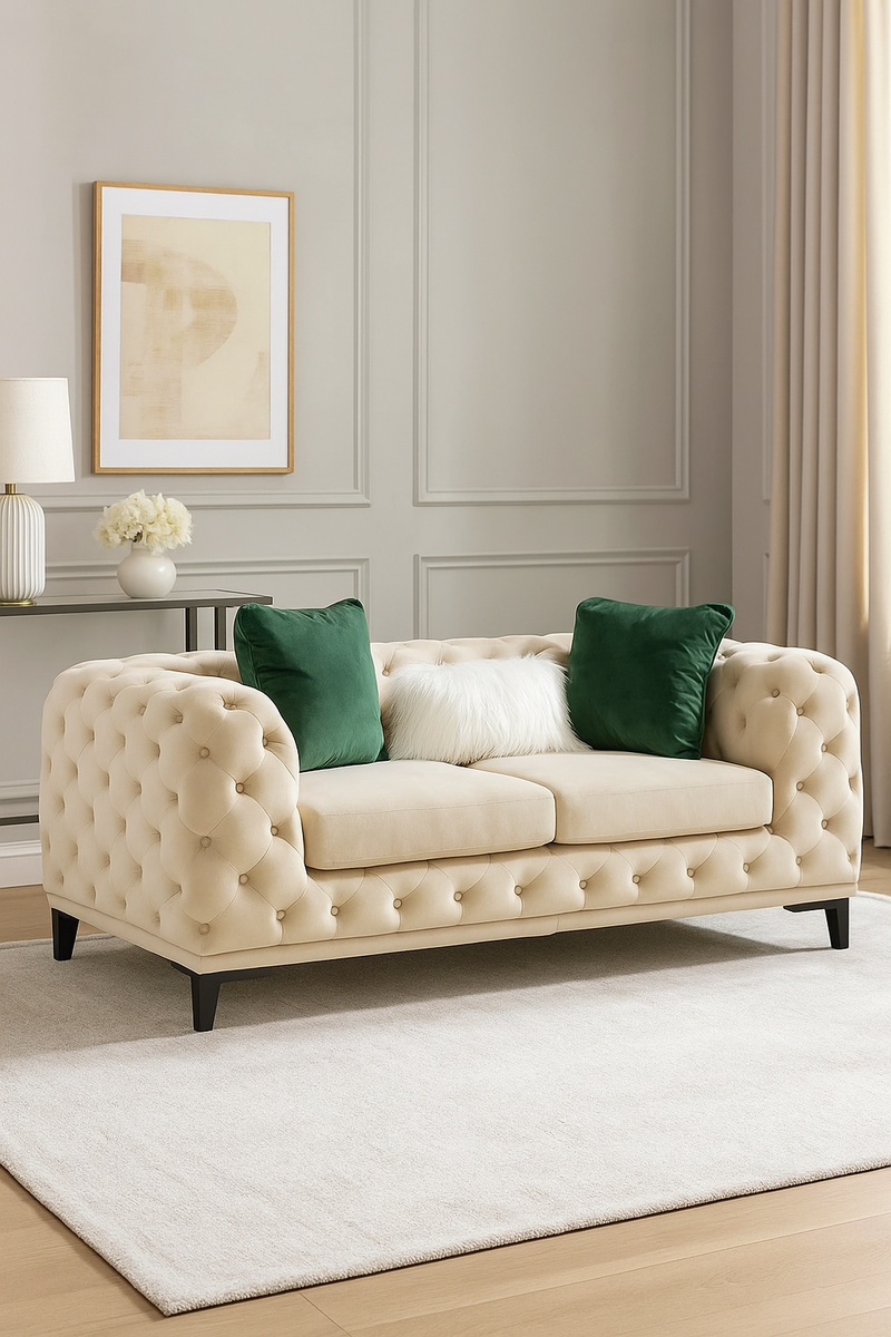 كنبة مريحة بلون أبيض فاتح