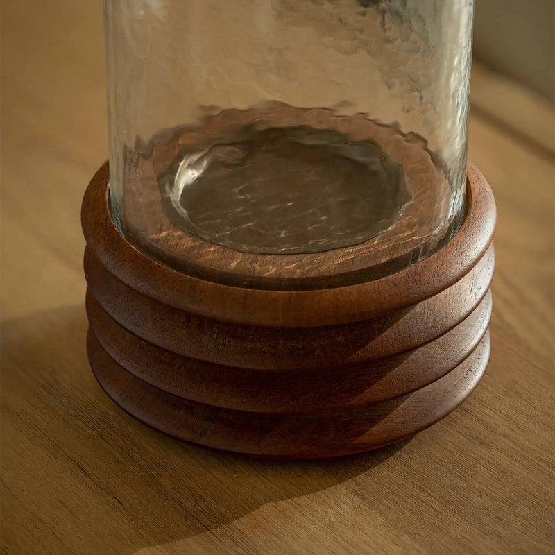 حامل شموع زجاجي وخشبي