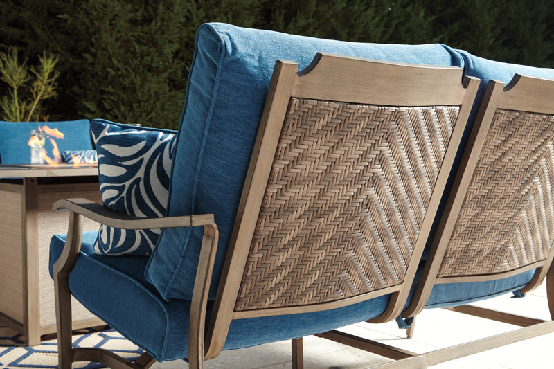 كرسي مع وسادة بتصميم تقليدي