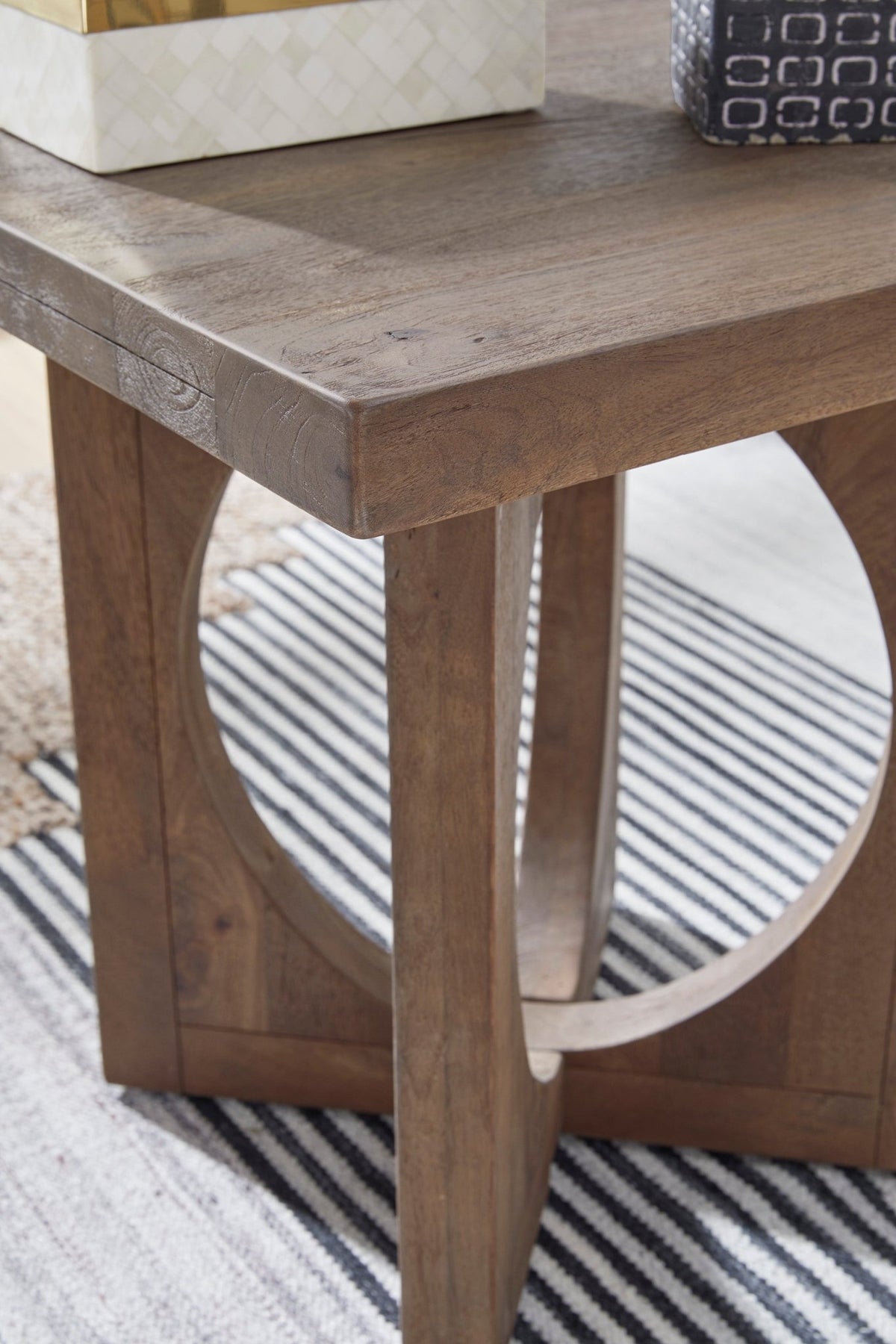 Abbianna End Table End Tables| Ashley Homestore