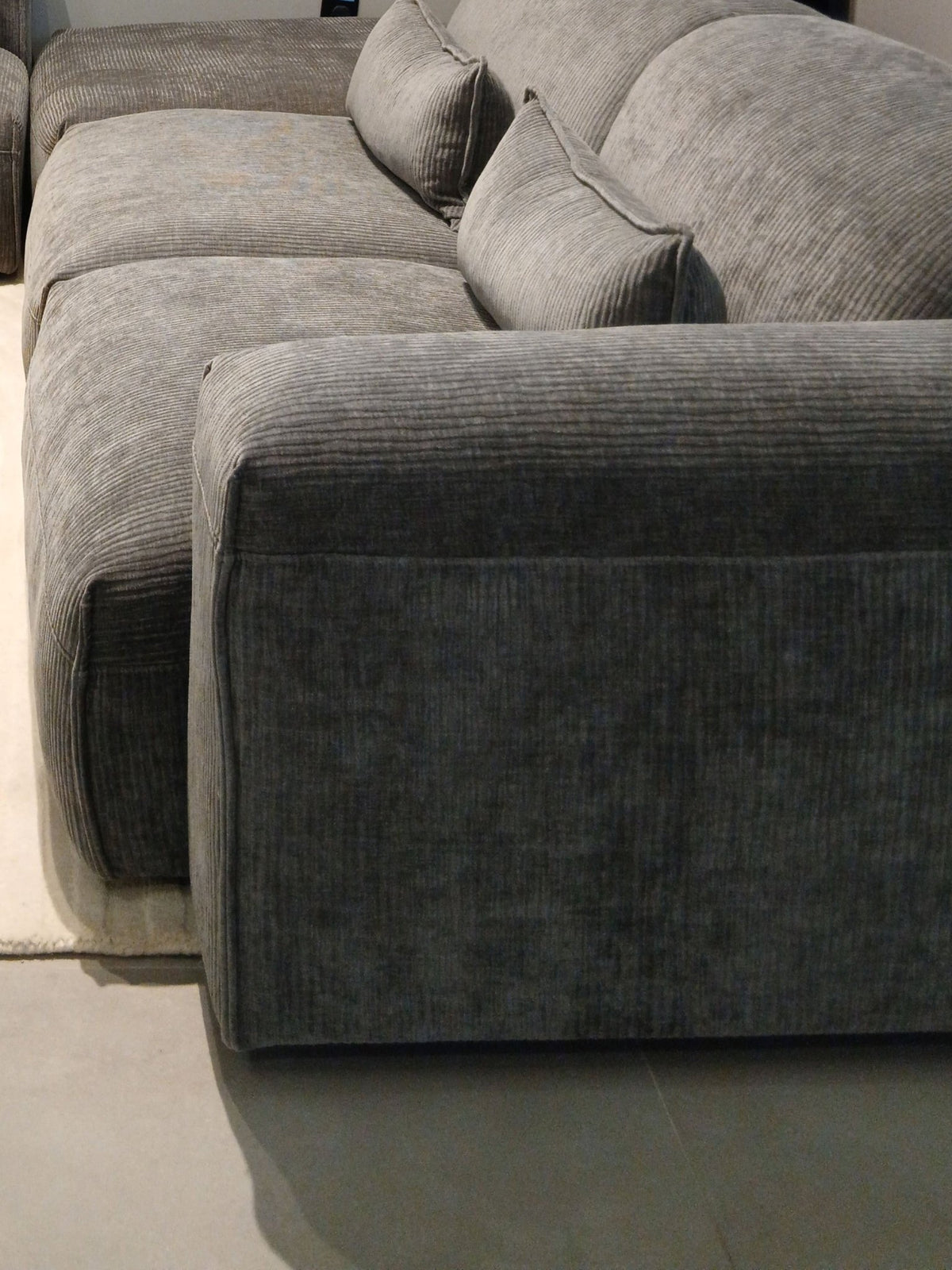 AlDana black rights arm facing seater Sectionals| Roots Furniture