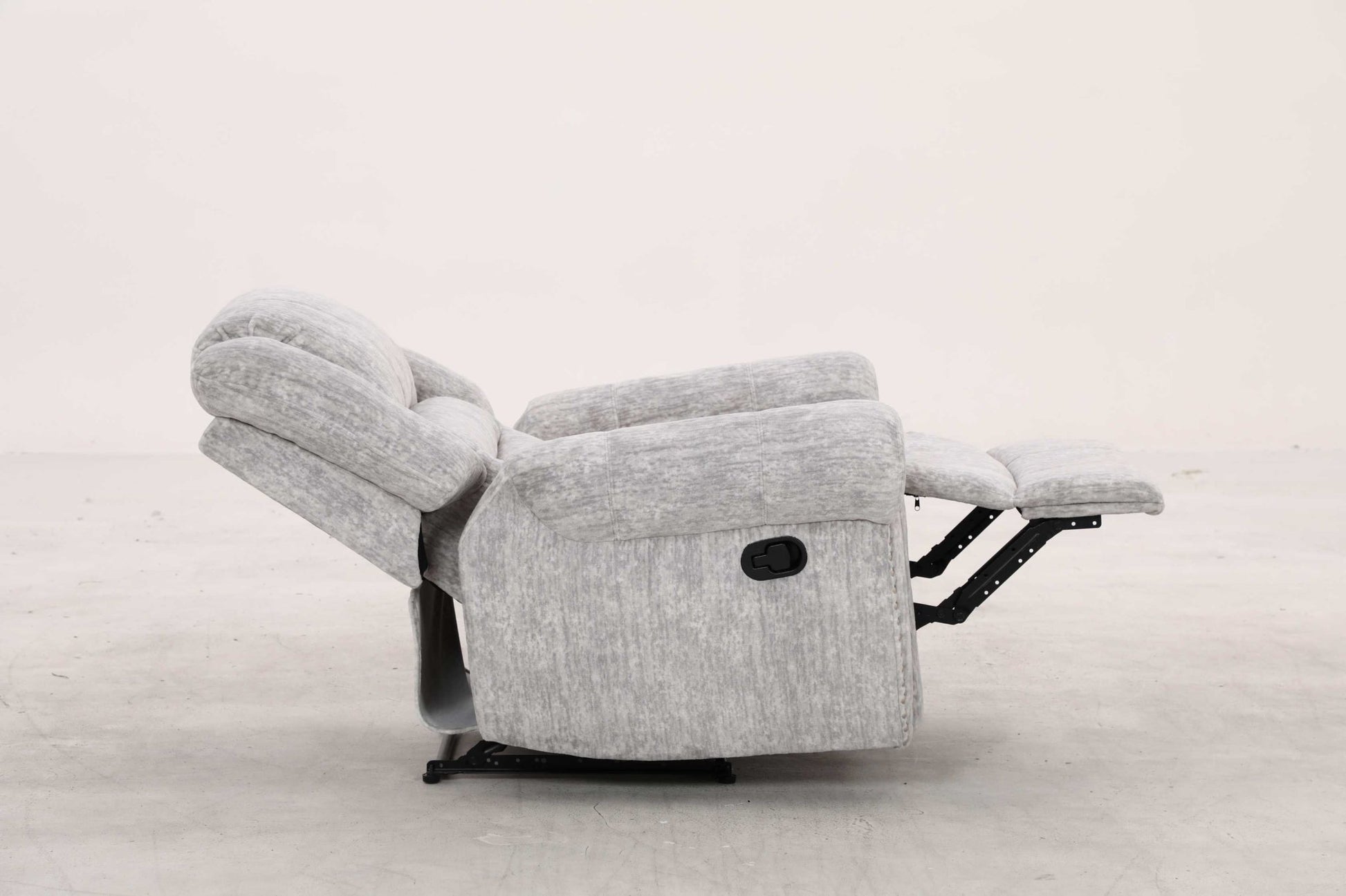 EaseGlide Manual Grey Recliner Recliners| Roots Furniture