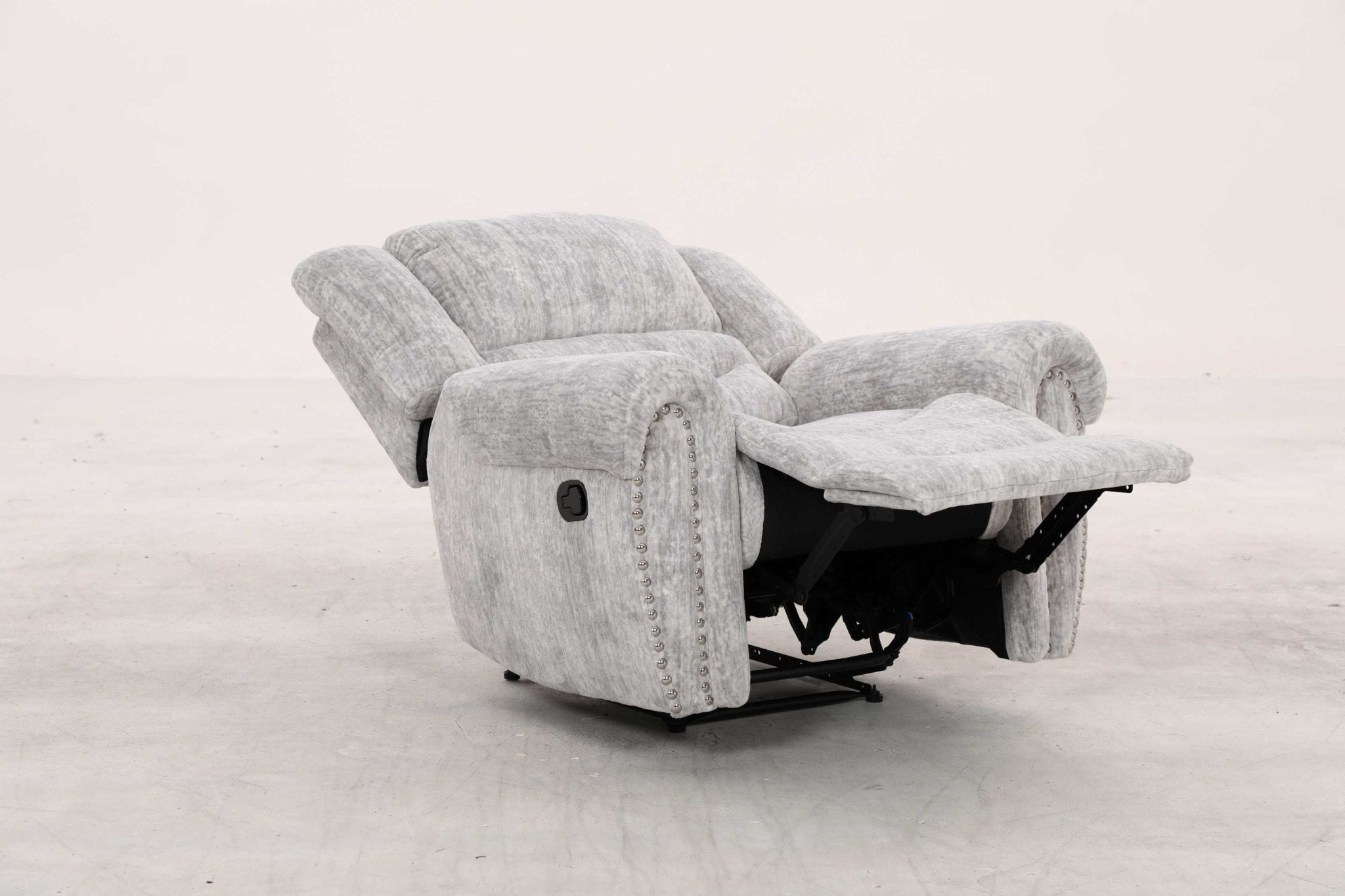 EaseGlide Manual Grey Recliner Recliners| Roots Furniture