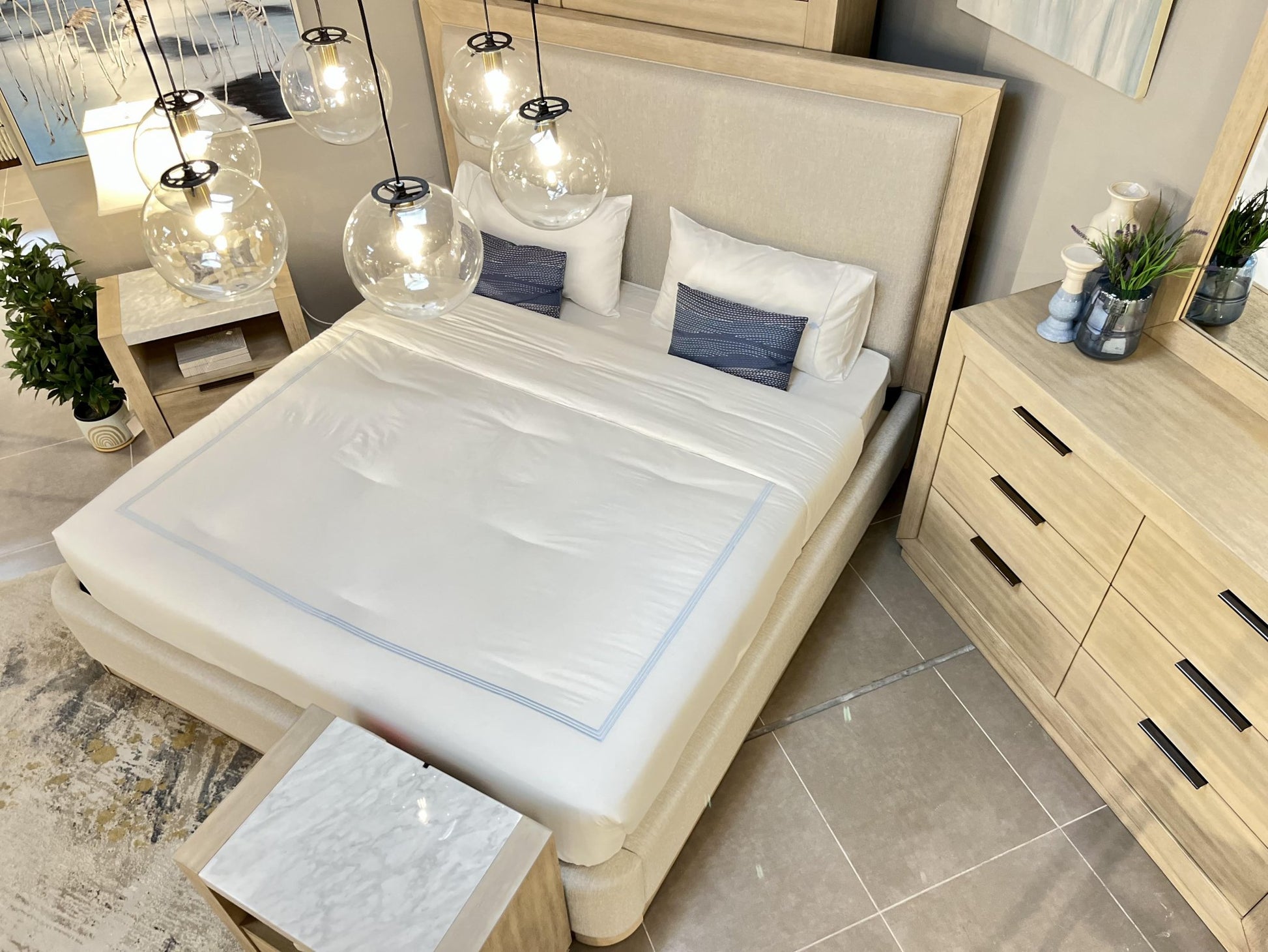 Hennington King Set With Chest Bedroom Sets| Ashley Homestore