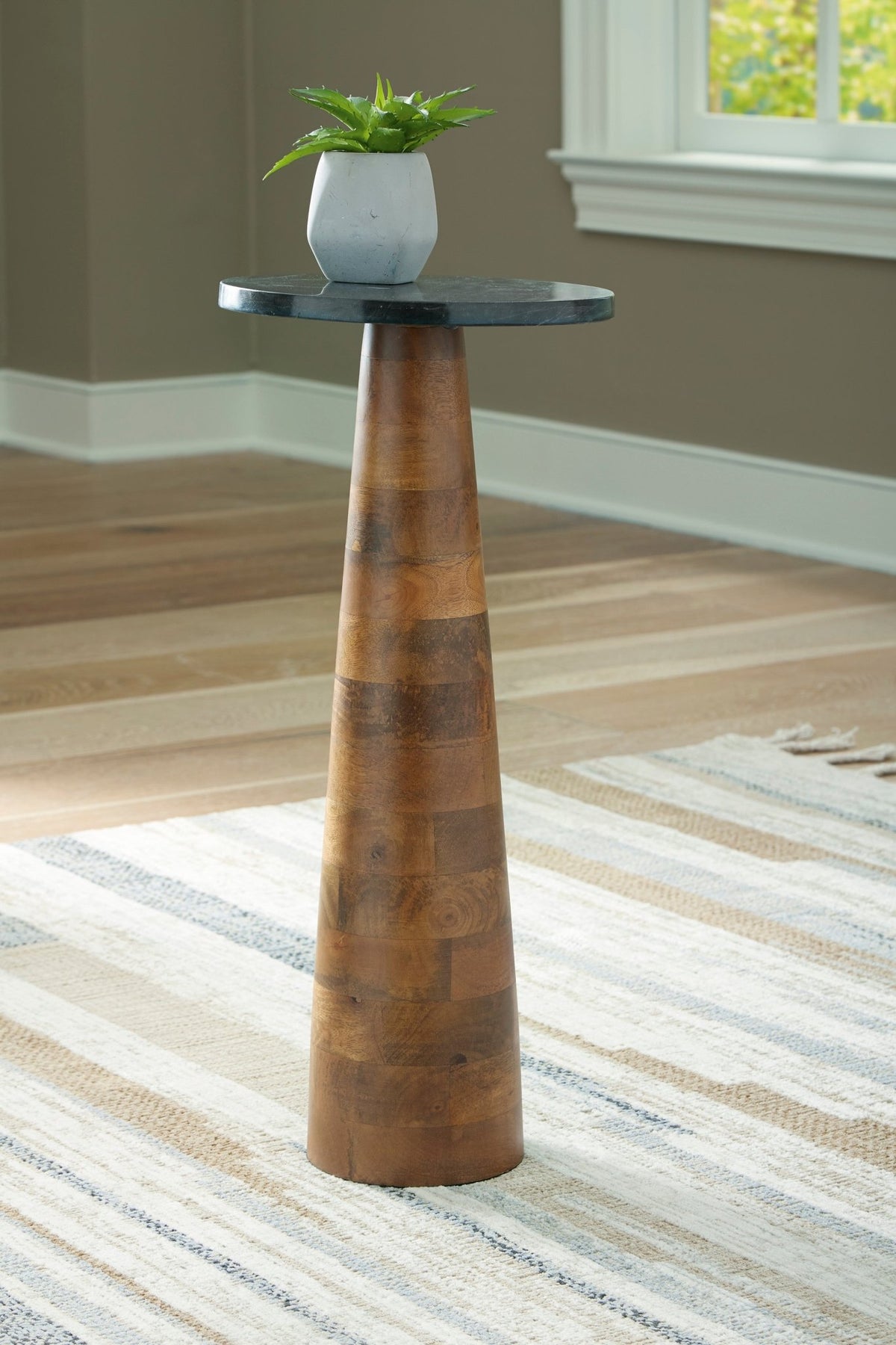 Quinndon Accent Table Table Decors| Ashley Homestore