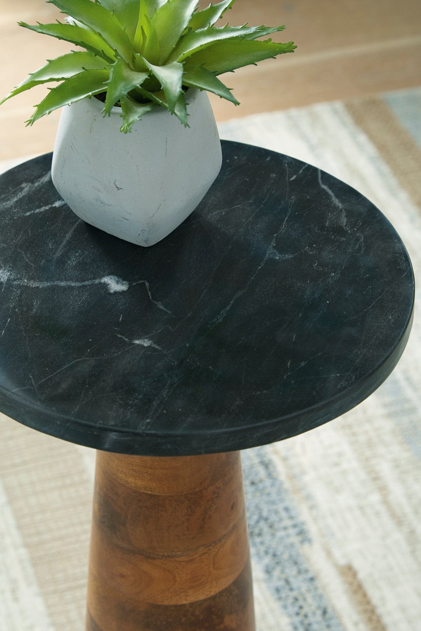 Quinndon Accent Table Table Decors| Ashley Homestore