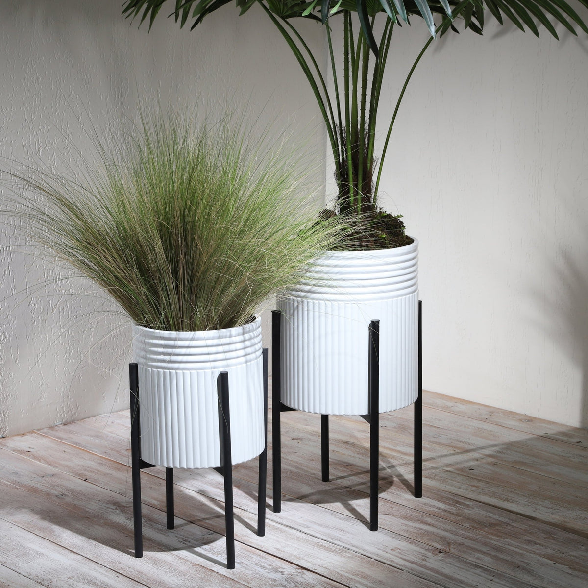 S/2 DUNES PLANTER ON METAL STAND, WHT/BLK Outdoor Planters| Sagebrook Home