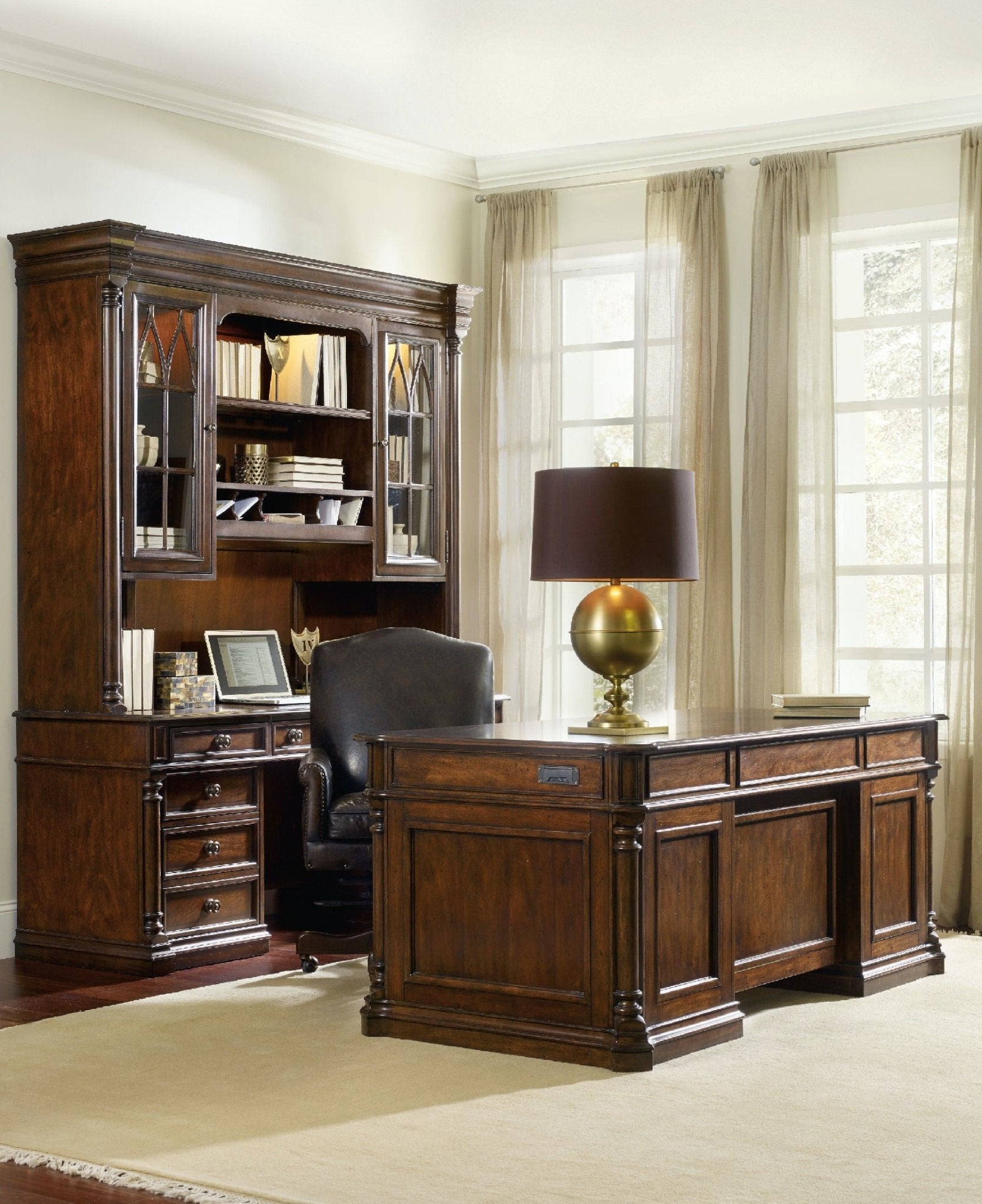 Leesburg Executive Desk Office Desks| Hooker